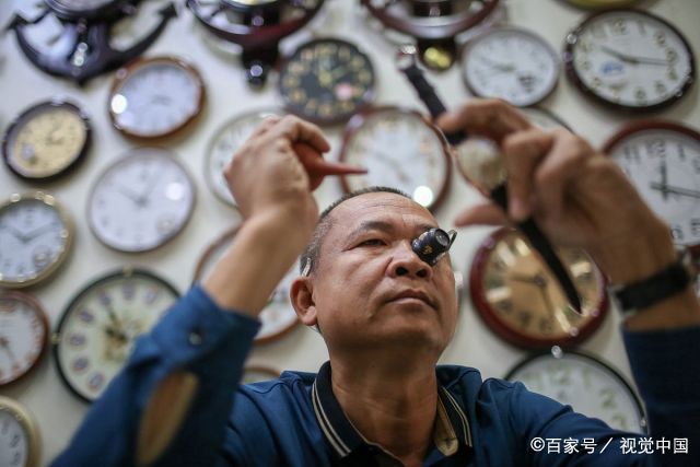 随着技术的长进,张日和妻子俩就开了家自己的小店铺,一边修表一边卖表